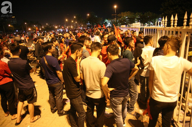 Nhiều CĐV đứng ngoài sân xem đội tuyển Việt Nam và Malaysia thi đấu qua điện thoại vì không mua được vé - Ảnh 9.