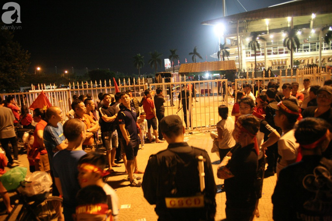 Nhiều CĐV đứng ngoài sân xem đội tuyển Việt Nam và Malaysia thi đấu qua điện thoại vì không mua được vé - Ảnh 10.