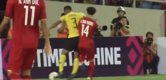 Fan Đông Nam Á phẫn nộ khi cầu thủ Malaysia tung đòn với Công Phượng - Ảnh 2.