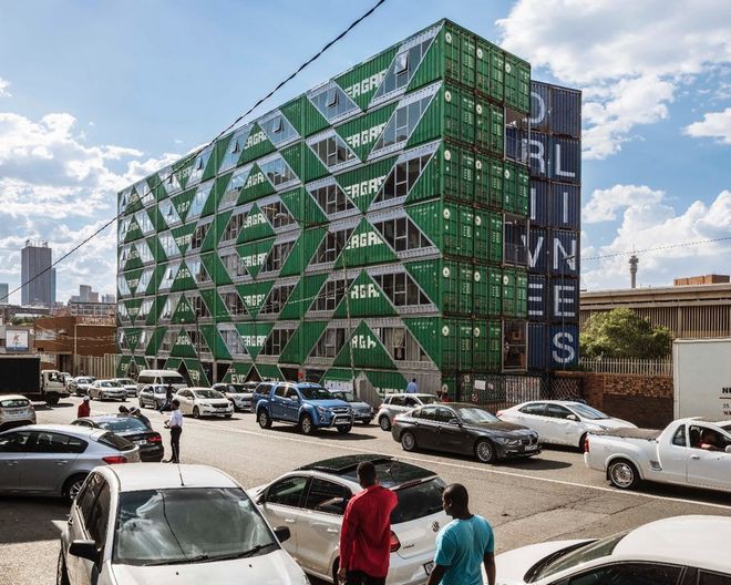 Tham quan “khu chung cư” độc đáo tại Nam Phi, nơi cư dân sinh sống trong 140 container đầy đủ tiện nghi - Ảnh 4.