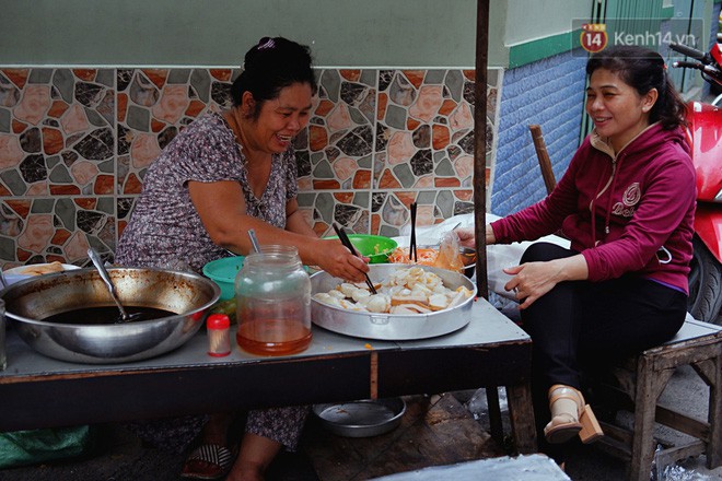 Tiệm ăn hàng 30 năm của dì Gái chịu chơi nhất Sài Gòn, mỗi ngày bán trong 1 giờ là hết veo - Ảnh 1.