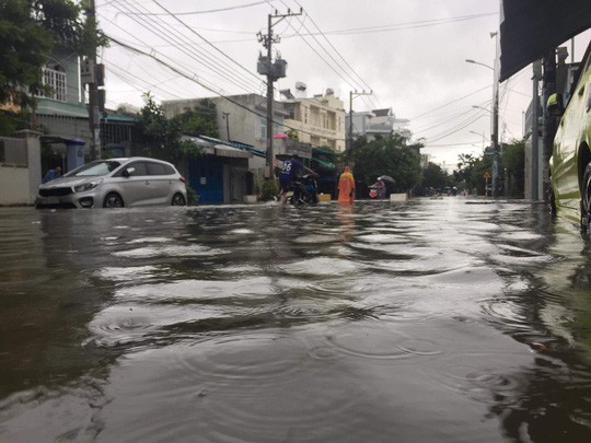 Nha Trang chìm trong biển nước, Quốc lộ 1 và đường sắt tắc nghẽn - Ảnh 2.