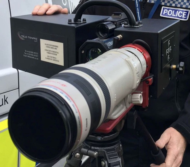 Góc gear chất: Cảnh sát giao thông tại Anh sử dụng ống kính Canon 100 - 400mm để bắn tốc độ! - Ảnh 1.