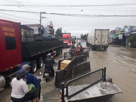 Nha Trang chìm trong biển nước, Quốc lộ 1 và đường sắt tắc nghẽn - Ảnh 12.