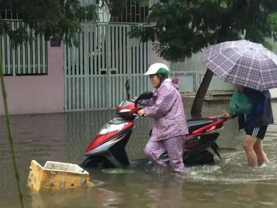 Nha Trang chìm trong biển nước, Quốc lộ 1 và đường sắt tắc nghẽn - Ảnh 4.