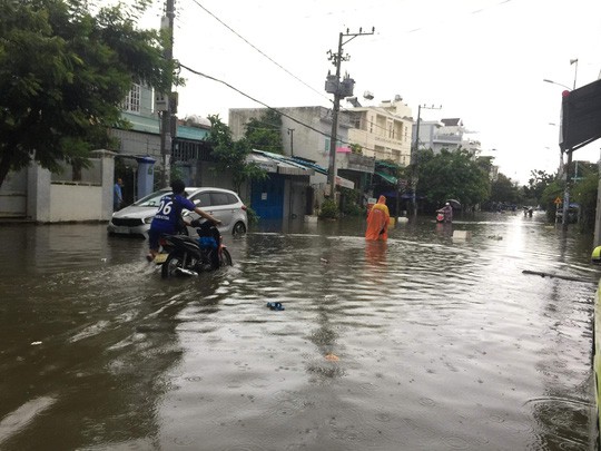 Nha Trang chìm trong biển nước, Quốc lộ 1 và đường sắt tắc nghẽn - Ảnh 5.