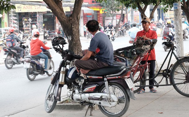 Chuyện về tài xế Grab bàn tay phải chỉ có một ngón và hành động đáng yêu của vị khách trẻ - Ảnh 1.