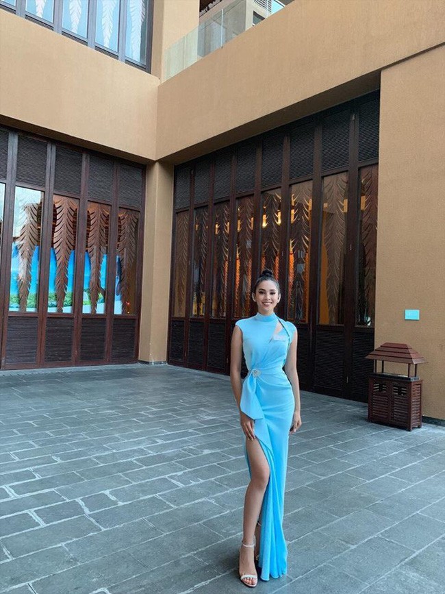 Tiểu Vy đẹp lấn át đội hình gái xinh Miss World 2018 trong đêm tiệc, tiết lộ đã được dì Morley để mắt tới - Ảnh 1.