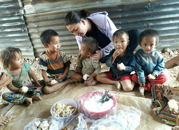 Cô giáo trẻ nấu cơm cho hàng trăm trò nghèo - Ảnh 1.