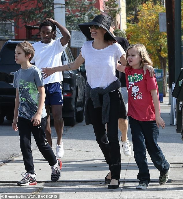 Angelina Jolie took her biological children out before meeting Brad Pitt in court, but her 3 adopted children were absent - Photo 2.