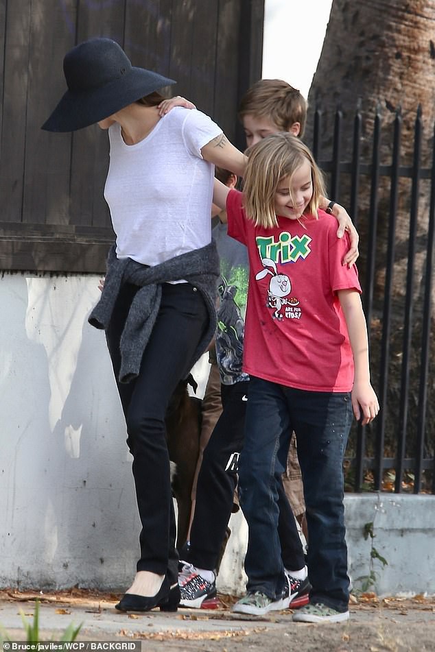 Angelina Jolie took her biological children out before meeting Brad Pitt in court, but her 3 adopted children were absent - Photo 3.