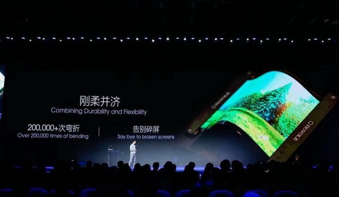 Trung Quốc ú òa ra smartphone bẻ cong đầu tiên trên thế giới: Tạt đầu trước cả Samsung, giá hơn 30 triệu đồng - Ảnh 2.
