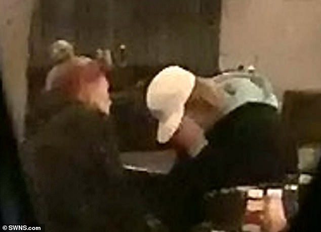 Justin Bieber bỗng ôm mặt khóc nức nở trong quán bar, Hailey ngồi cạnh không ngừng an ủi - Ảnh 1.
