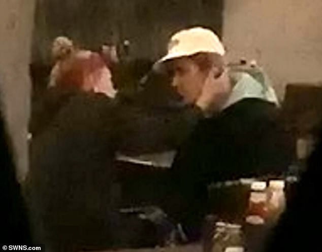 Justin Bieber bỗng ôm mặt khóc nức nở trong quán bar, Hailey ngồi cạnh không ngừng an ủi - Ảnh 2.