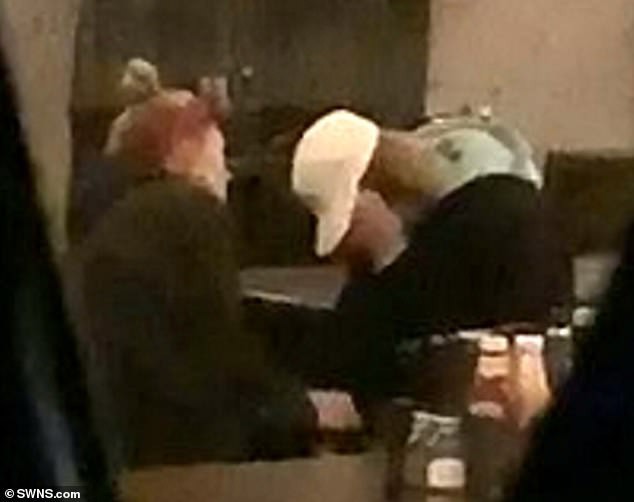 Justin Bieber bỗng ôm mặt khóc nức nở trong quán bar, Hailey ngồi cạnh không ngừng an ủi - Ảnh 3.