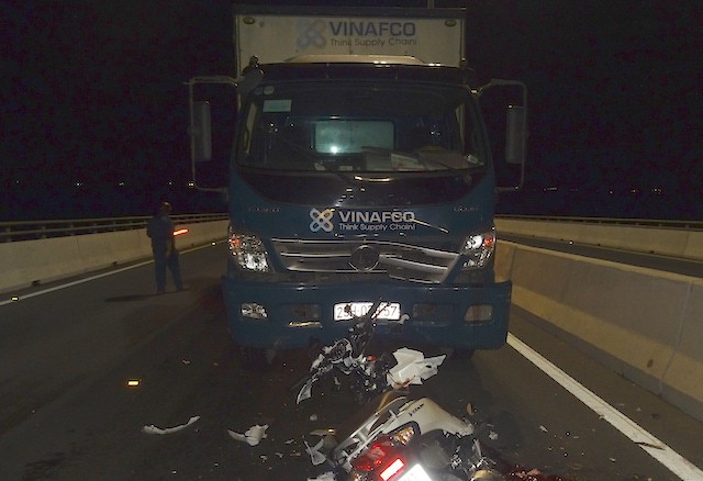 Hai cô gái trẻ tử vong khi va chạm với xe tải trên cầu Cao Lãnh - Ảnh 1.