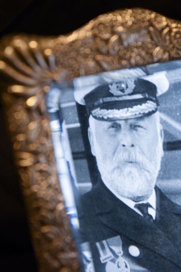 Gương bị ám bởi hồn ma của thuyền trưởng Titanic được bán đấu giá - Ảnh 1.