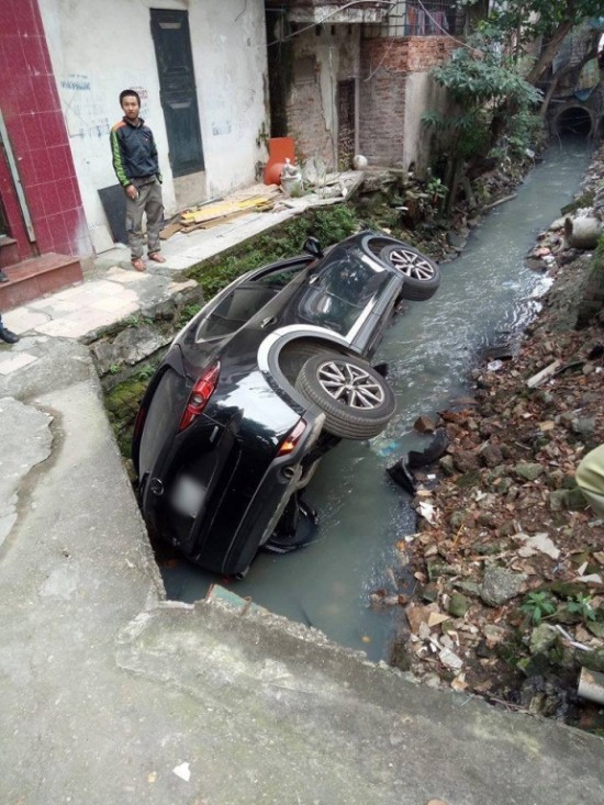 Nữ tài xế điều khiển xe Mazda CX5 bất ngờ bị mất lái lao xuống mương nước - Ảnh 1.