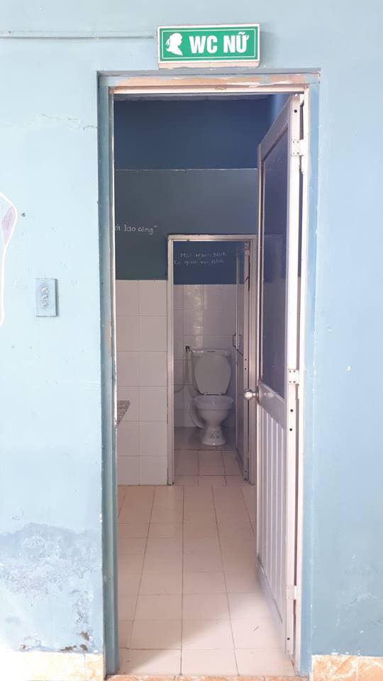 Dòng chữ ghi trên tường toilet khiến người đi vào ôm miệng bước ra - Ảnh 1.