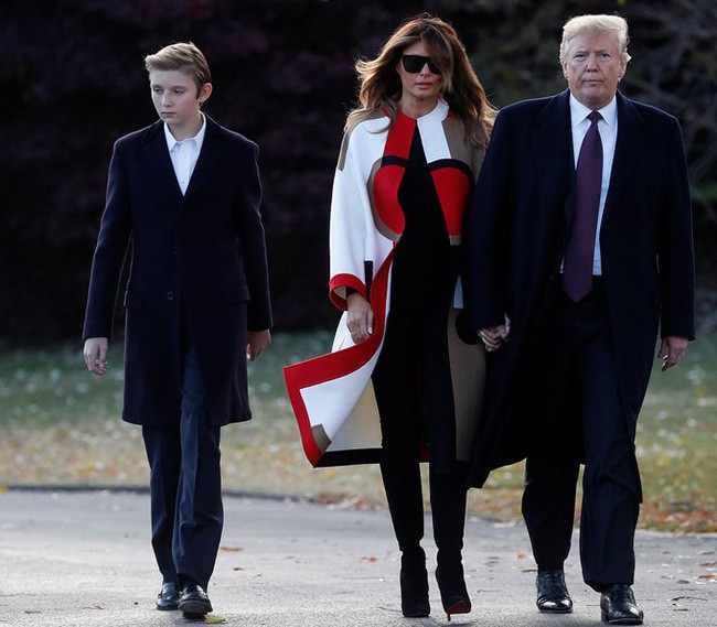Gia đình Tổng thống Trump gây sốt khi xuất hiện cùng nhau nhưng soái ca đẹp trai lạnh lùng này mới là tâm điểm - Ảnh 1.