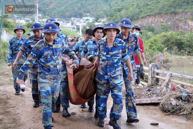 Chùm ảnh: Người dân Nha Trang đau xót dựng bàn thờ chung cho những nạn nhân đã khuất sau trận lũ và sạt lở lịch sử - Ảnh 11.