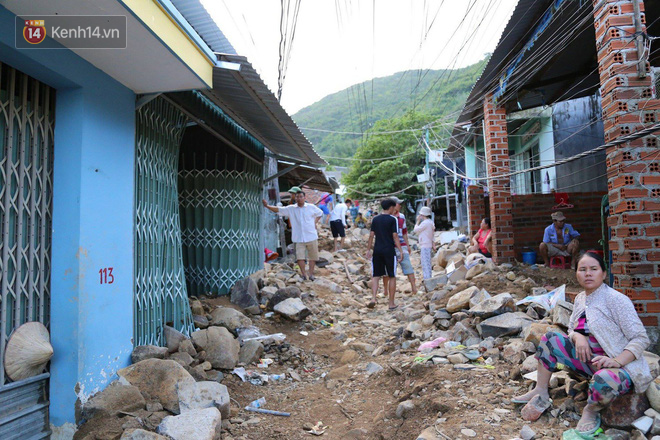 Chùm ảnh: Người dân Nha Trang đau xót dựng bàn thờ chung cho những nạn nhân đã khuất sau trận lũ và sạt lở lịch sử - Ảnh 3.