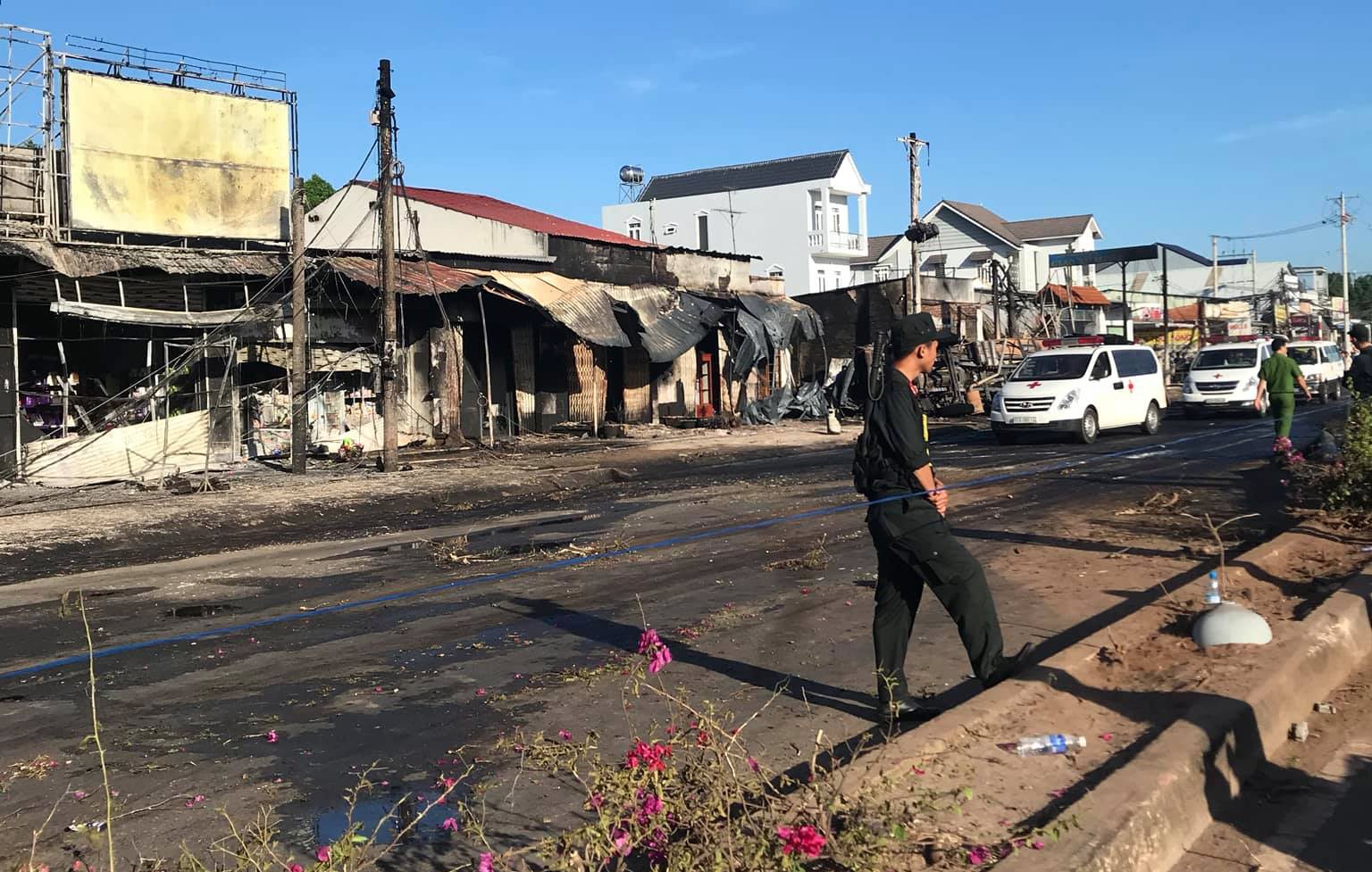 Hiện trường vụ tai nạn thảm khốc ở Bình Phước: 16 căn nhà bị thiêu rụi, 6 người tử vong trong đám cháy - Ảnh 11.