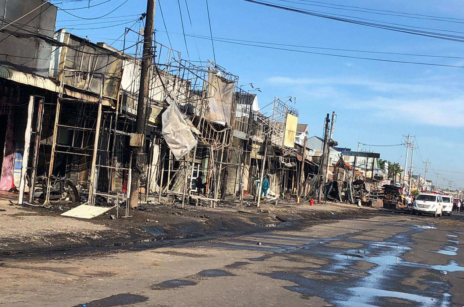 Hiện trường vụ tai nạn thảm khốc ở Bình Phước: 16 căn nhà bị thiêu rụi, 6 người tử vong trong đám cháy - Ảnh 7.