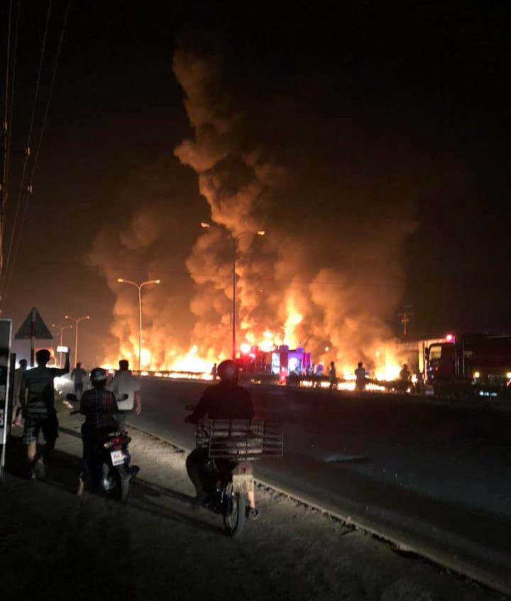 Hiện trường vụ tai nạn thảm khốc ở Bình Phước: 16 căn nhà bị thiêu rụi, 6 người tử vong trong đám cháy - Ảnh 5.
