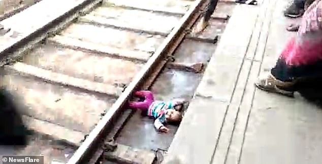 Mẹ trượt tay đánh rơi con xuống đường ray, em bé kỳ diệu thoát chết trong gang tấc khi chiếc xe lửa chạy ngang qua - Ảnh 3.