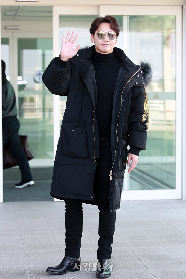 Kim Tae Hee đẹp rạng rỡ trên đường sang Việt Nam, ông xã Bi Rain cũng bất ngờ có mặt tại sân bay - Ảnh 12.