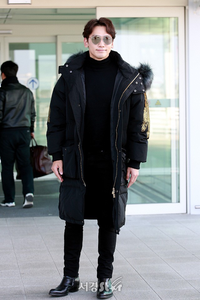 Kim Tae Hee đẹp rạng rỡ trên đường sang Việt Nam, ông xã Bi Rain cũng bất ngờ có mặt tại sân bay - Ảnh 13.