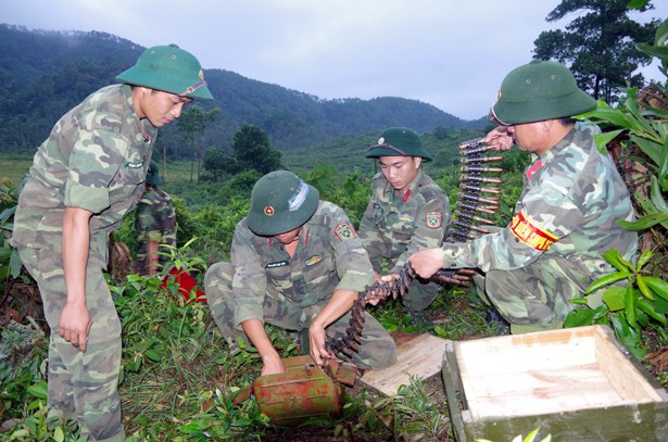 Tiểu đoàn Bộ binh 2 thực hành bắn đạn thật - Ảnh 3.