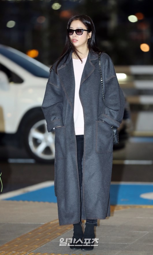 Kim Tae Hee đẹp rạng rỡ trên đường sang Việt Nam, ông xã Bi Rain cũng bất ngờ có mặt tại sân bay - Ảnh 3.