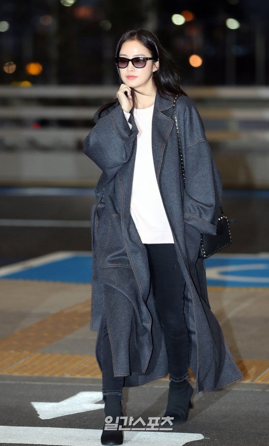 Kim Tae Hee đẹp rạng rỡ trên đường sang Việt Nam, ông xã Bi Rain cũng bất ngờ có mặt tại sân bay - Ảnh 4.