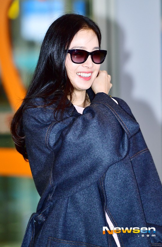 Kim Tae Hee đẹp rạng rỡ trên đường sang Việt Nam, ông xã Bi Rain cũng bất ngờ có mặt tại sân bay - Ảnh 6.