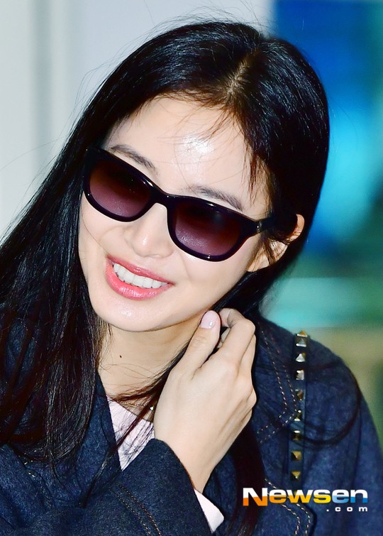Kim Tae Hee đẹp rạng rỡ trên đường sang Việt Nam, ông xã Bi Rain cũng bất ngờ có mặt tại sân bay - Ảnh 7.
