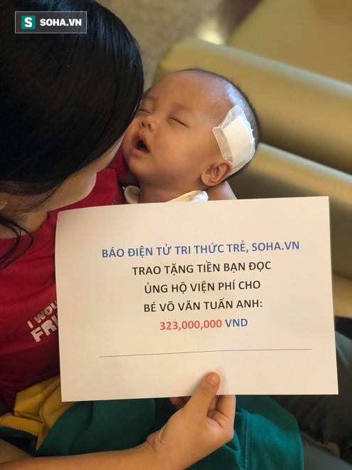 Trao tặng bé Võ Văn Tuấn Anh đang điều trị tại Singapore số tiền 323 triệu đồng - Ảnh 2.