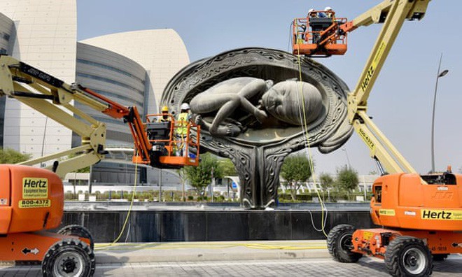Qatar: 14 bức tượng khắc họa quá trình từ phôi thai đến trẻ sơ sinh trưng bày nơi công cộng gây tranh cãi - Ảnh 2.