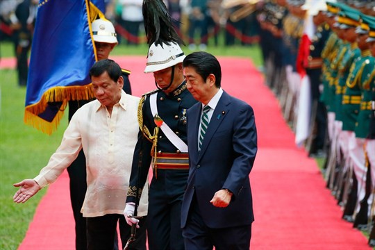 Ông Tập gặp ông Duterte: Philippines dậy sóng vì bức tranh điềm gở và vị trí lạ của quốc kỳ - Ảnh 3.