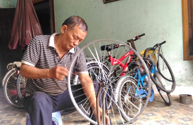 Ông thợ sửa xe đạp nhận bằng cử nhân Luật ở tuổi bảy mươi - Ảnh 1.