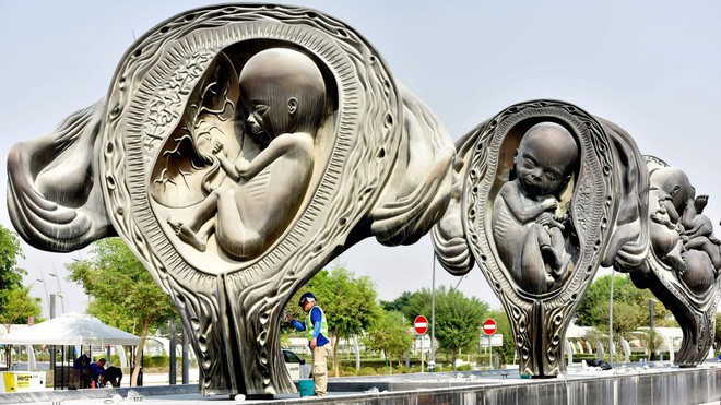 Qatar: 14 bức tượng khắc họa quá trình từ phôi thai đến trẻ sơ sinh trưng bày nơi công cộng gây tranh cãi - Ảnh 3.