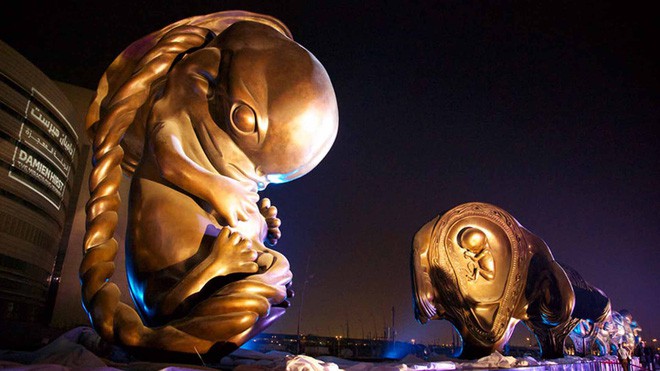 Qatar: 14 bức tượng khắc họa quá trình từ phôi thai đến trẻ sơ sinh trưng bày nơi công cộng gây tranh cãi - Ảnh 5.