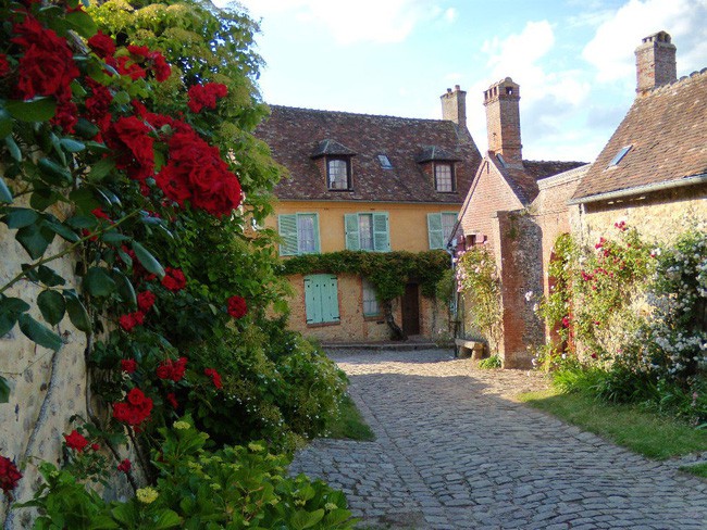 Ngắm những ngôi nhà thơ mộng với giàn hoa đẹp như cổ tích ở làng quê nước Pháp - Ảnh 6.
