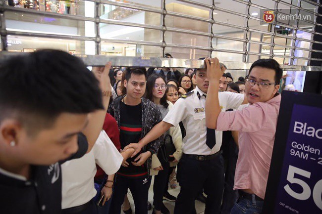 Vỡ trận ngày Black Friday ở TTTM Hà Nội: Hàng trăm người luồn lách qua khe cửa để mua hàng - Ảnh 7.