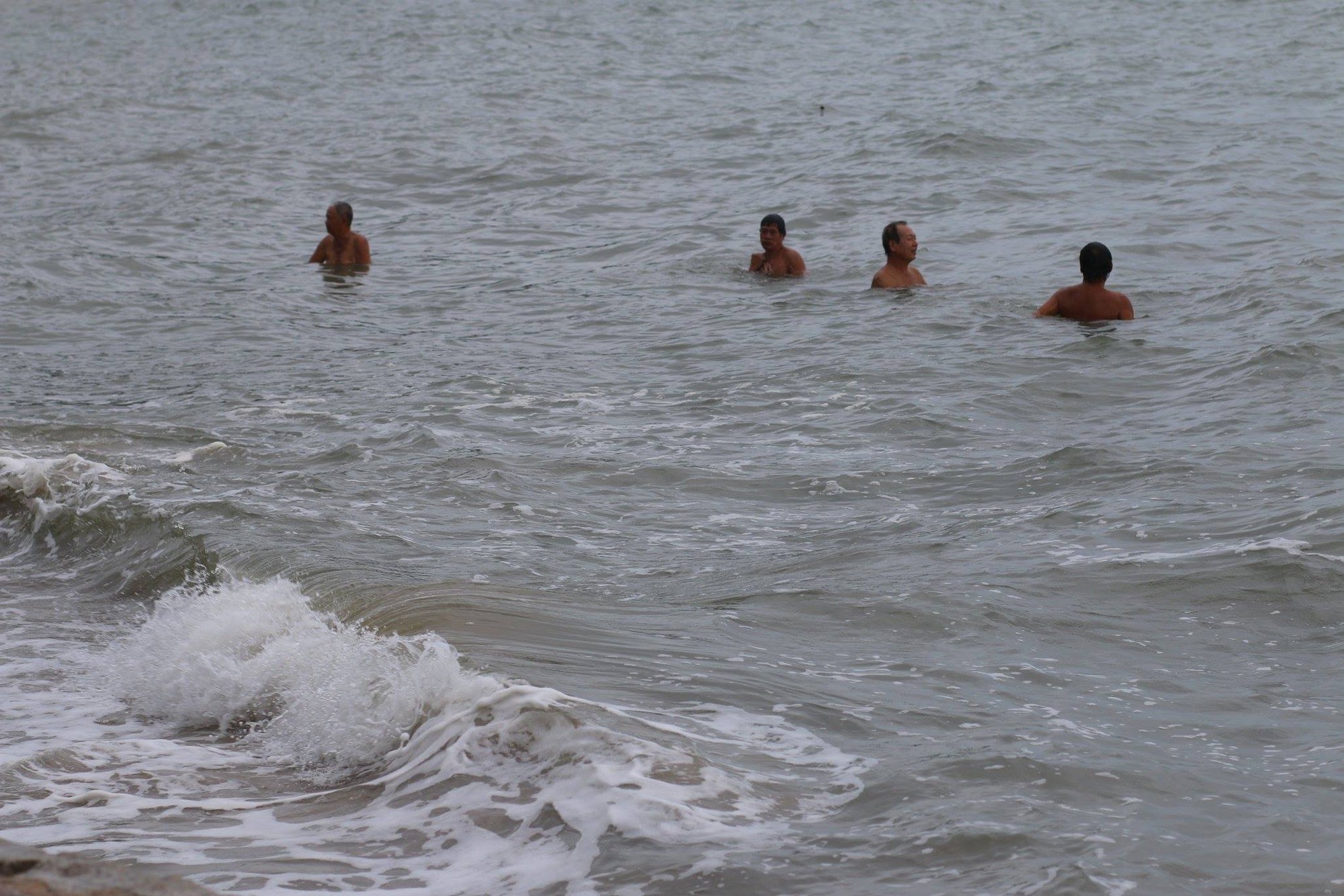 Du khách bất chấp cảnh báo, liều lĩnh tắm biển Vũng Tàu trước giờ bão nổi - Ảnh 10.