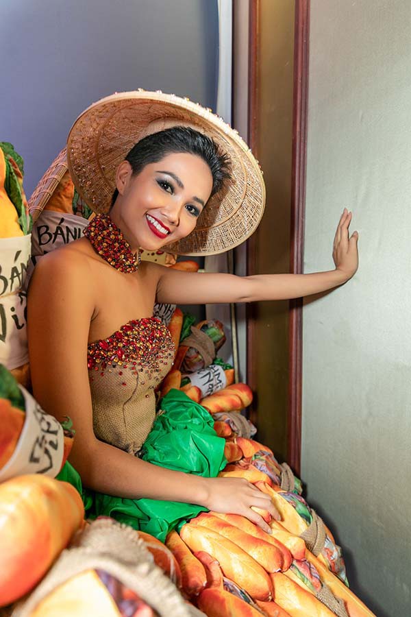 Trang phục “bánh mì” của HHen Niê gây tranh cãi, các mỹ nhân Việt trước đó mặc thế nào tại Miss Universe? - Ảnh 2.