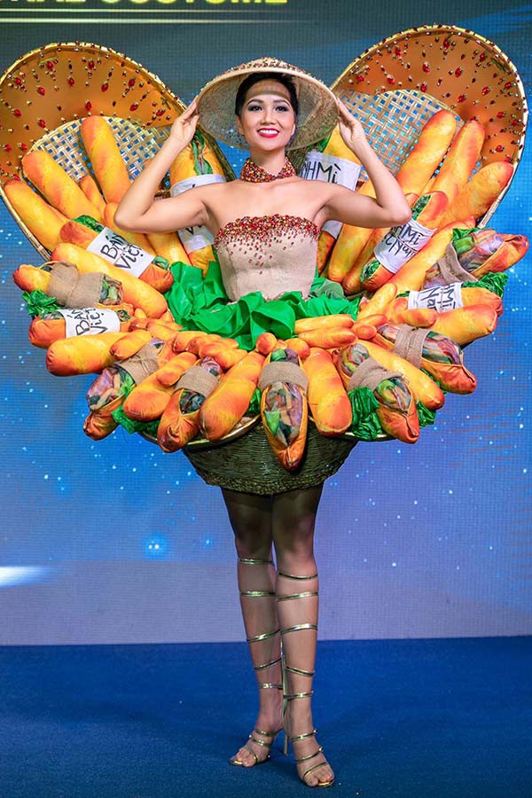 Trang phục “bánh mì” của HHen Niê gây tranh cãi, các mỹ nhân Việt trước đó mặc thế nào tại Miss Universe? - Ảnh 3.