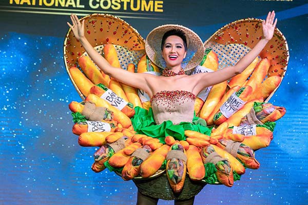 Trang phục “bánh mì” của HHen Niê gây tranh cãi, các mỹ nhân Việt trước đó mặc thế nào tại Miss Universe? - Ảnh 1.