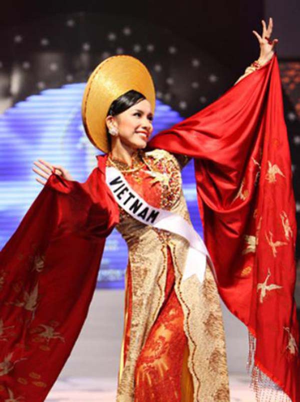 Trang phục “bánh mì” của HHen Niê gây tranh cãi, các mỹ nhân Việt trước đó mặc thế nào tại Miss Universe? - Ảnh 7.